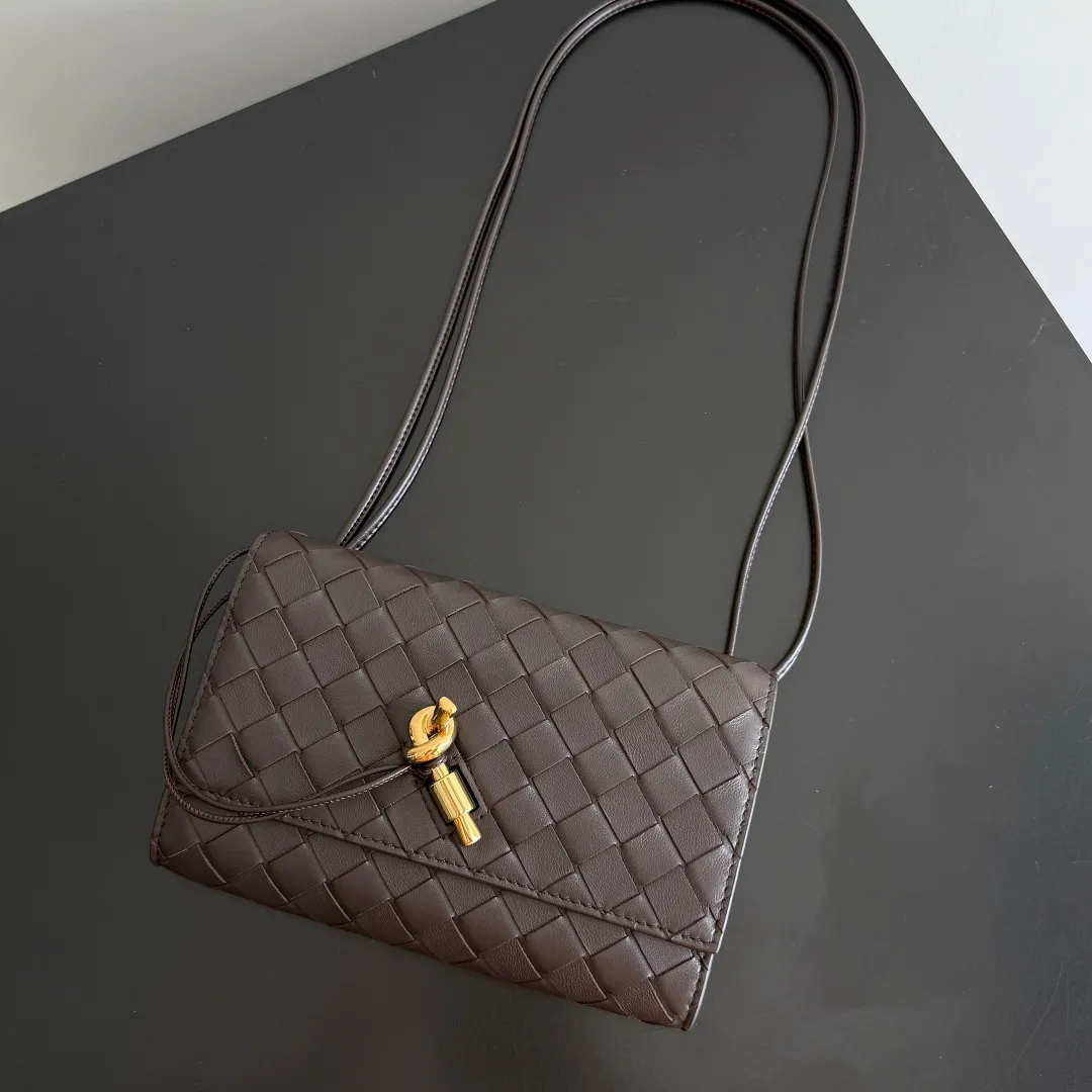 Batch 1560 Bottega Veneta 2025 early autumn series Andiamo handbag, a really good bag, mini crossbody bag, classic woven leather clutch, metallic button and rope closure, simple but not simple, elegant texture, elegant weaving attitude. Style number: 836940 Size: 19*12.6*2cm